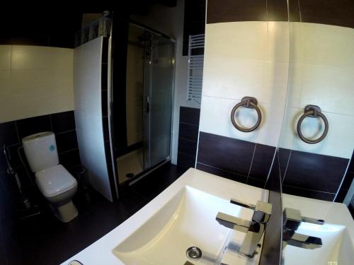 uma casa de banho com um lavatório e um WC em Casa La Charca 