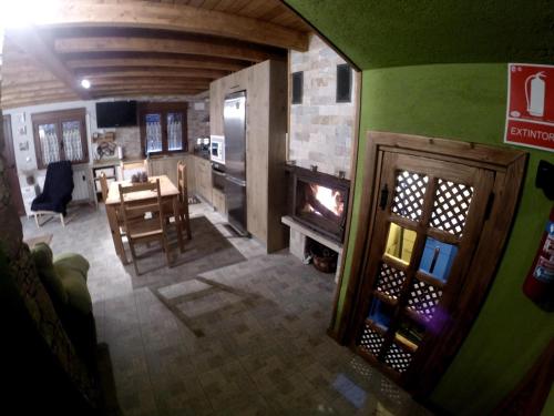 uma vista superior para uma sala de estar e cozinha com lareira em Casa La Charca 