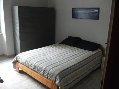 - une chambre avec un lit dans l'établissement Volca'séjour, à Orcines