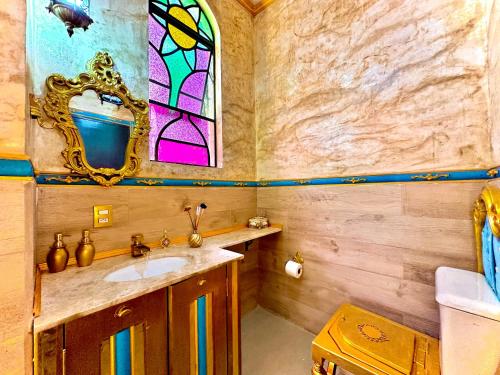 bagno con lavandino e vetrata colorata di Castelo Excalibur, Vila Mágica a Bueno Brandão