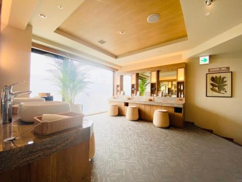 bagno con lavandino e grande specchio di Hotel Grand View Takasaki - Vacation STAY 55422v a Takasaki