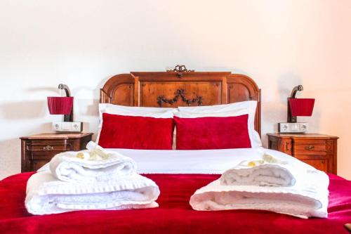 1 dormitorio con 1 cama con toallas en Fonte da Rosa Guest House, en Belmonte