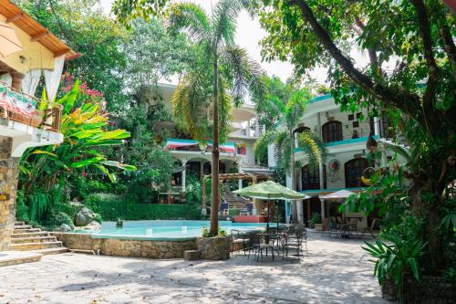un patio con piscina frente a un edificio en Hotel Paraíso Encantado en Xilitla