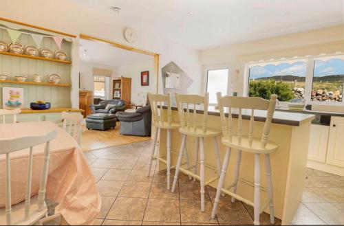 cocina y sala de estar con mesa y sillas en Anne’s House, en Dunfanaghy