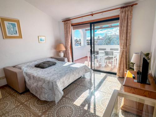 una camera da letto con un letto e vista su un balcone di Apartment 219 - Amarilla Golf a San Miguel de Abona