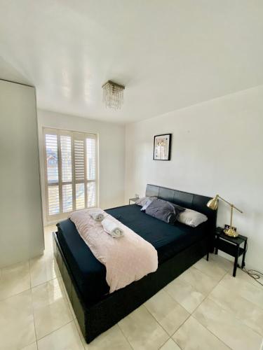 1 dormitorio con 1 cama grande en una habitación en Charmingly cozy 2 beds apartment, en Belvedere