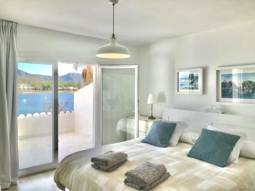 una camera da letto con un letto grande con due cuscini sopra di CASA PRINCESA a Alcudia