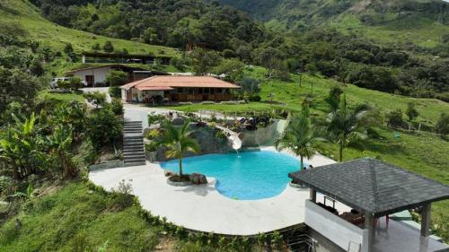 uma vista aérea de um resort com uma piscina em Eco Hotel Samaria , Aguas y Bosques em San Rafael