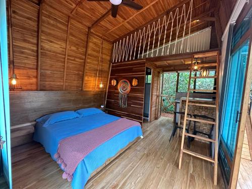 - une chambre avec un lit dans une pièce en bois dans l'établissement Eco Hotel Samaria , Aguas y Bosques, à San Rafael