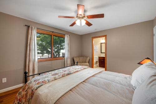 een slaapkamer met een bed en een plafondventilator bij Penngrove Escape in Penngrove