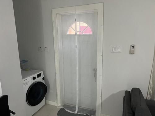 uma casa de banho com uma máquina de lavar roupa e uma janela em Mandeville Vacation Home em Mandeville
