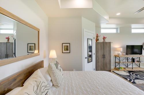 1 dormitorio con 1 cama grande y espejo en Dale Hollow Sunset Studio with Incredible Views!, en Celina