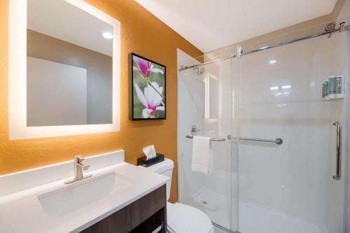 een badkamer met een toilet, een wastafel en een douche bij Best Western Bellemont Shadow Mountain Inn in Flagstaff