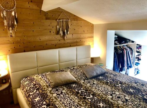 une chambre avec un lit et un mur en bois dans l'établissement Modern apartment , Golfe de Saint Tropez, à Cogolin
