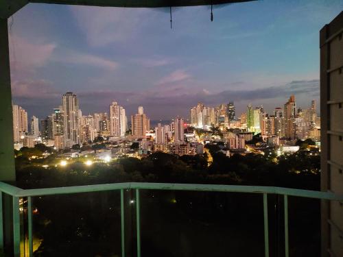 Blick auf die Skyline der Stadt in der Nacht in der Unterkunft Déjate llevar, es divino! in Panama-Stadt