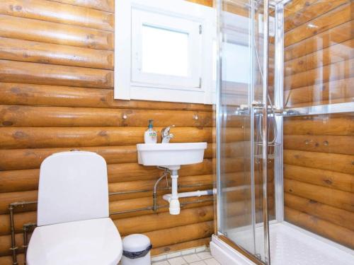 ein Bad mit einem WC und einem Waschbecken in der Unterkunft Holiday home Hovborg X in Hovborg