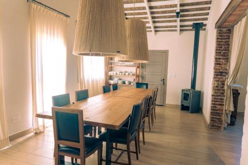 comedor con mesa de madera y sillas en Casa Fran en General Villegas