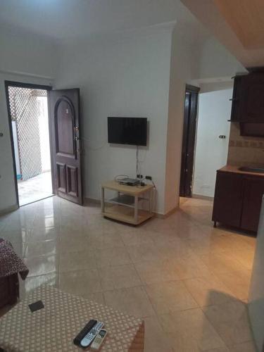 uma sala de estar com uma televisão de ecrã plano e um sofá em An amazing studio at AlHadaba em Sharm el Sheikh
