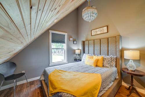 ein Schlafzimmer mit einem großen Bett und einem Fenster in der Unterkunft Lovely Lakefront Apartment with Boat Ramp Access in Clifton