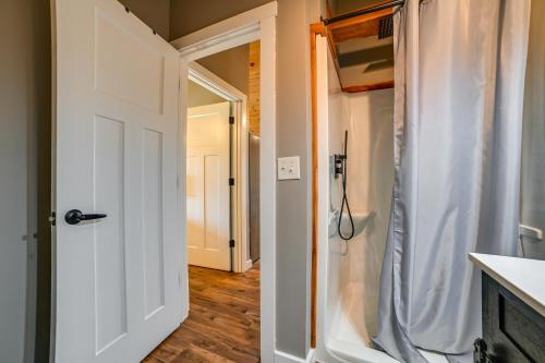 ein Bad mit einer Dusche und einer weißen Tür in der Unterkunft Lovely Lakefront Apartment with Boat Ramp Access in Clifton