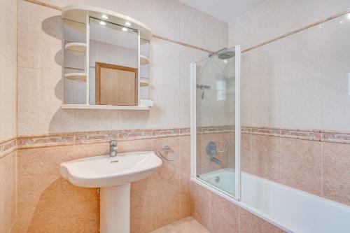 y baño con lavabo y ducha. en Port Royal ocean view apartment in Los Cristianos en Los Cristianos