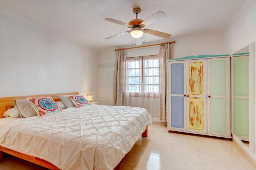 - une chambre avec un lit et un ventilateur de plafond dans l'établissement Port Royal ocean view apartment in Los Cristianos, à Los Cristianos