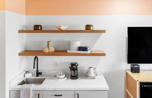 The Sandman Santa Rosa Sonoma, an Ascend Collection Hotelにあるキッチンまたは簡易キッチン
