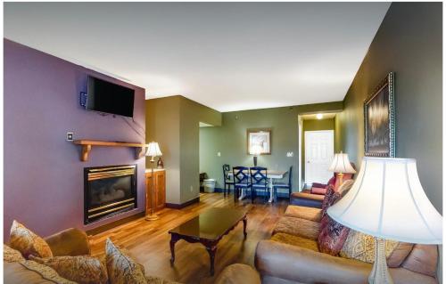 a living room with a couch and a fireplace at RRP Condo in Pigeon Forge
