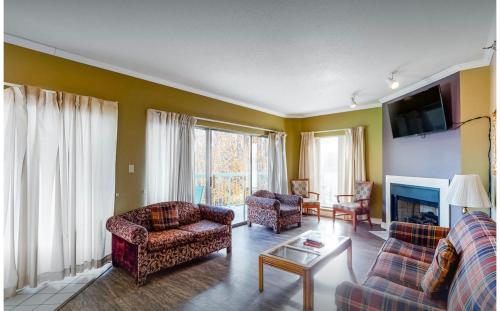 a living room with two couches and a tv at RRP Condo in Pigeon Forge