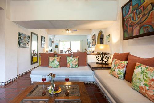 a living room with a couch and a table at Departamento en Marina Vallarta New listing in Puerto Vallarta