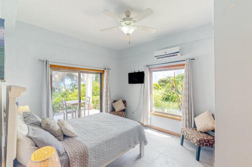 um quarto com uma cama e uma janela em A1 at Blue Water Beach Villas em San Pedro