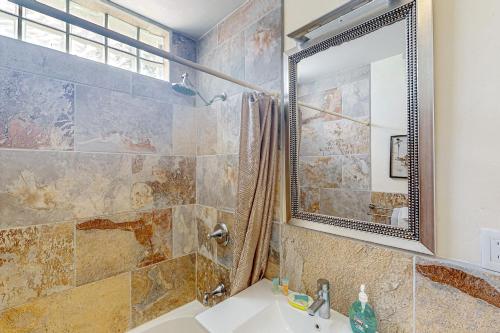 uma casa de banho com um chuveiro, um lavatório e um espelho. em A1 at Blue Water Beach Villas em San Pedro