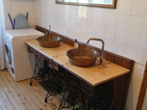 dos lavabos de cobre en una encimera de madera en una cocina en Gîte Le Chambon-sur-Lignon, 9 pièces, 15 personnes - FR-1-582-21, en Le Chambon-sur-Lignon