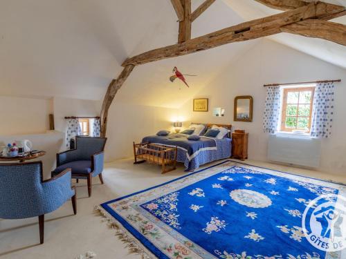 um quarto com uma cama e um tapete azul em Guestroom Doué-en-Anjou, 1 pièce, 2 personnes - FR-1-622-63 em Méa