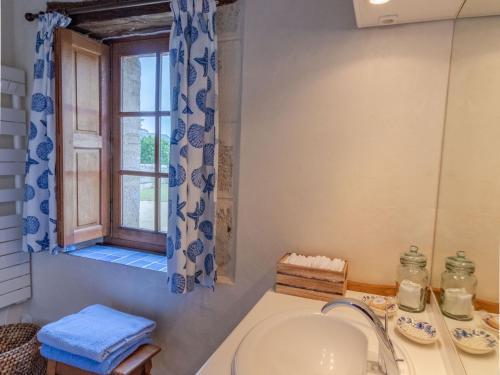 uma casa de banho com um lavatório e uma janela em Guestroom Doué-en-Anjou, 1 pièce, 2 personnes - FR-1-622-63 em Méa