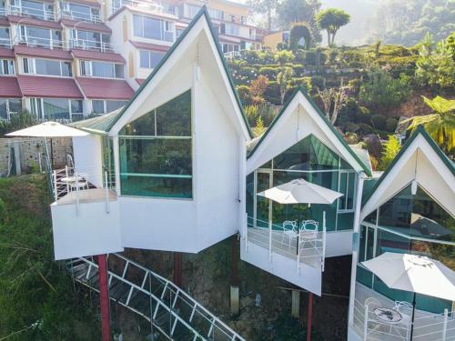 ワウチナンゴにあるHOTEL FORESTのガラス戸建ての家像
