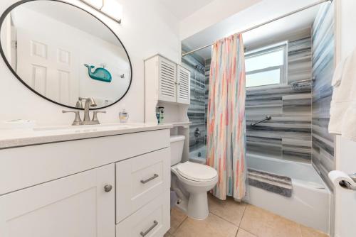 Kylpyhuone majoituspaikassa Charming Beach Villa B