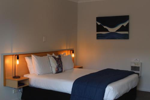 Säng eller sängar i ett rum på ASURE Kaimai View Motel