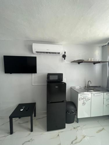 una piccola cucina con lavandino e piano cottura di Molino’s House 4 a Santa Isabel