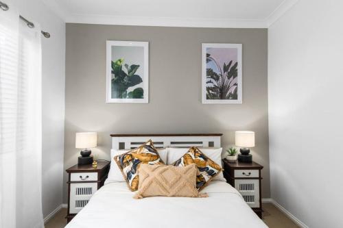Ένα ή περισσότερα κρεβάτια σε δωμάτιο στο Thalassa Escape - Coastal Chic with Balinese Patio