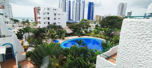 einen Luftblick auf ein Resort mit einem Pool in der Unterkunft Hermoso departamento en la playa in Tonsupa