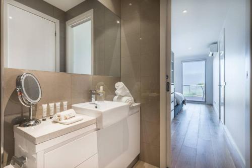 Bathroom sa 'Tides and Treasures' Unveil a Bonbeach Beachfront Bliss