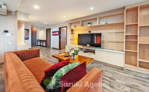 een woonkamer met een bank en een tafel bij W8 Condo 2Bedroom Luxury Private floor Penthouse in Central BKK in Bangkok