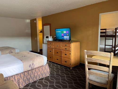 een hotelkamer met een bed en een televisie op een dressoir bij Americas Best Value Inn - Pendleton in Pendleton