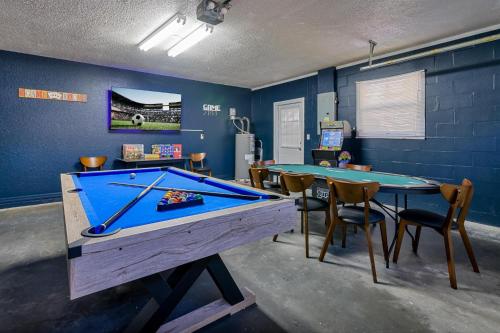 een kamer met een tafeltennistafel en stoelen bij Ultimate Beach Getaway · Mins from Beach · Hot Tub · Heated Pool · Game Room in Seminole