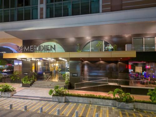 un edificio con una señal que dice meridiano en Le Meridien Panama en Panamá