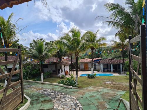 ein Resort mit einem Pool und Palmen in der Unterkunft SITIO MEU XODO in Pau dʼAlho