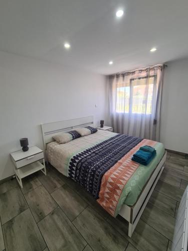ein Schlafzimmer mit einem großen Bett und einem Fenster in der Unterkunft GuestHouse dos Limites in Espinho