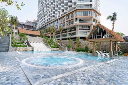 a swimming pool with a slide in a building at KS apec mandala Mũi Né - Bao Ăn sáng KS in Ấp Thiẹn Ái