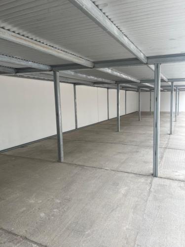 ein leerer Parkplatz mit Metallstangen in einem Gebäude in der Unterkunft Urban Suites Oliva in Oliva